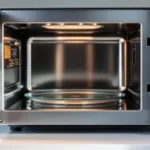 ontdek waarom je magnetron na slechts 5 minuten schoonmaken weer sprankelend schoon is en krijg handige tips voor snel en effectief reinigen.